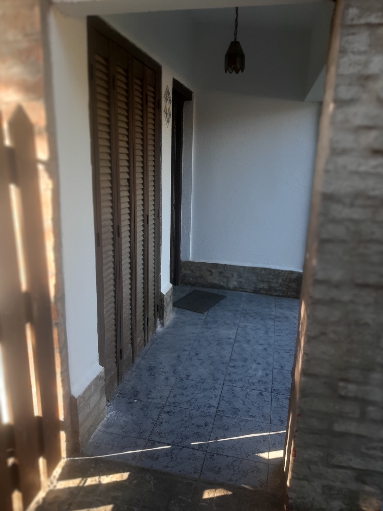 COMODA FINCA  CON AMPLIO FONDO