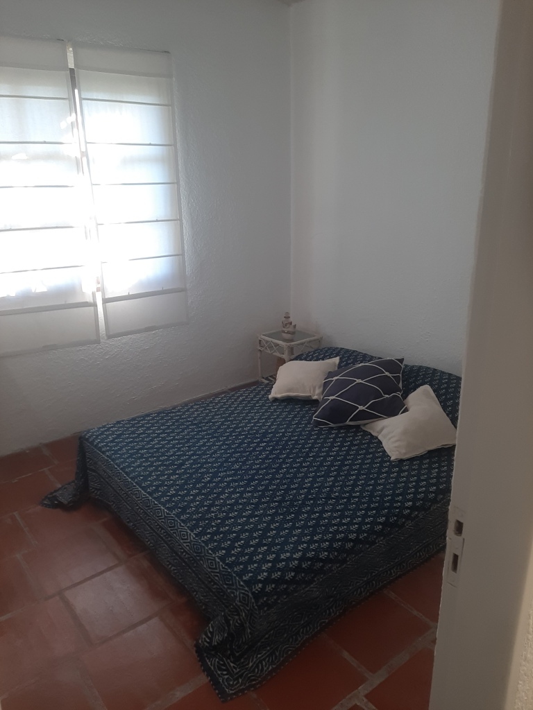 COMODA FINCA  CON AMPLIO FONDO