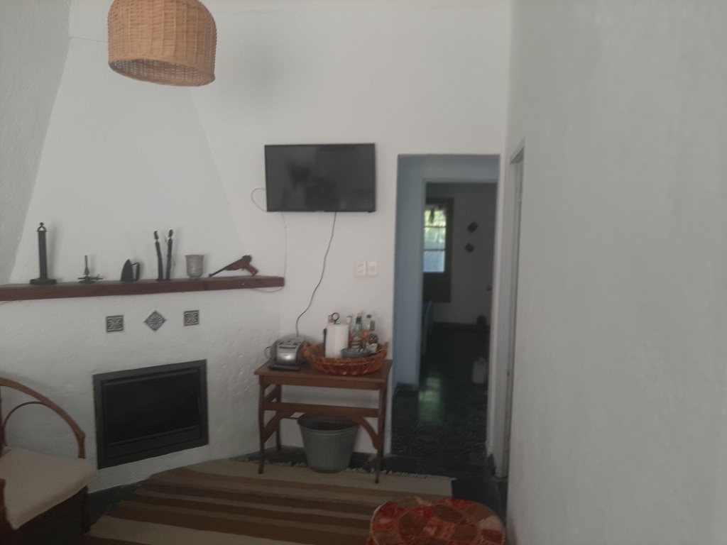 COMODA FINCA  CON AMPLIO FONDO